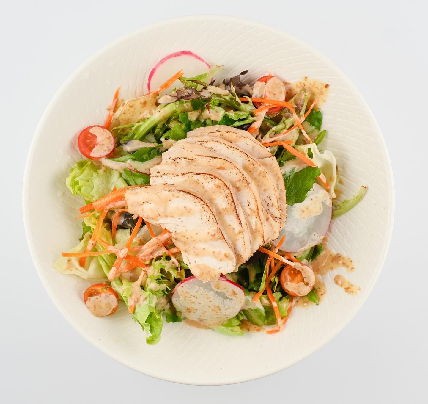 A fresh salad with sliced chicken